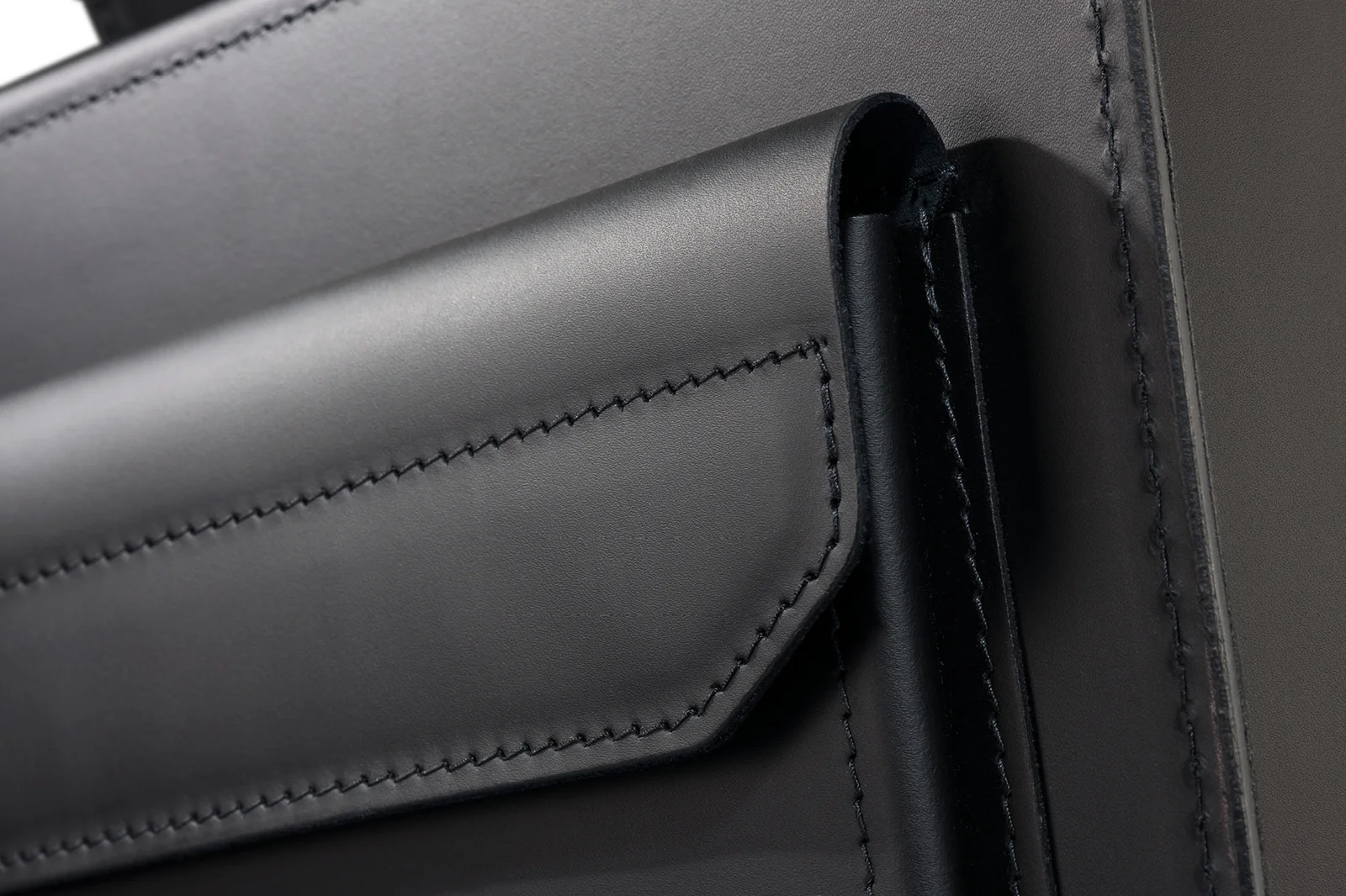 Detailed view of a PARAT leather bag with outside pocket